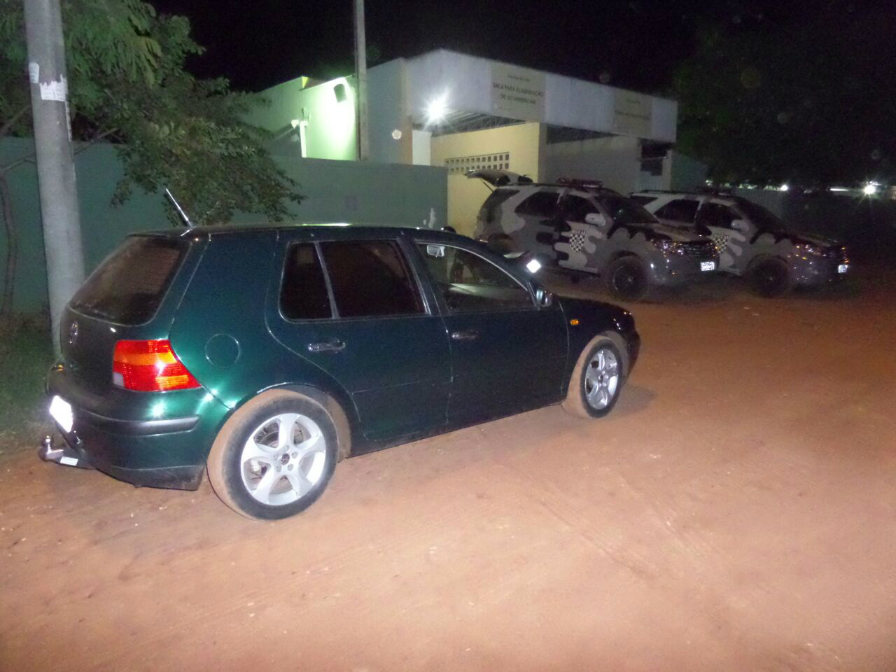 Jovem que atrapalhou operação policial foi preso e teve seu veículo Golf apreendido Jovem que atrapalhou operação policial foi preso e teve seu veículo Golf apreendido