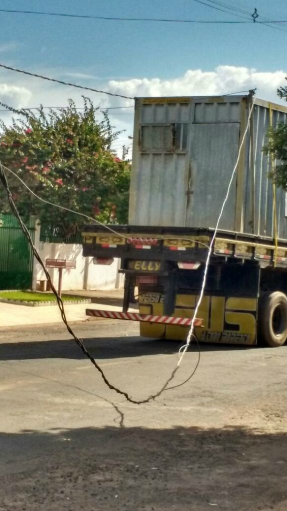 Caminhão rompe fiação elétrica e deixa moradores do Vila Nova sem emergia 