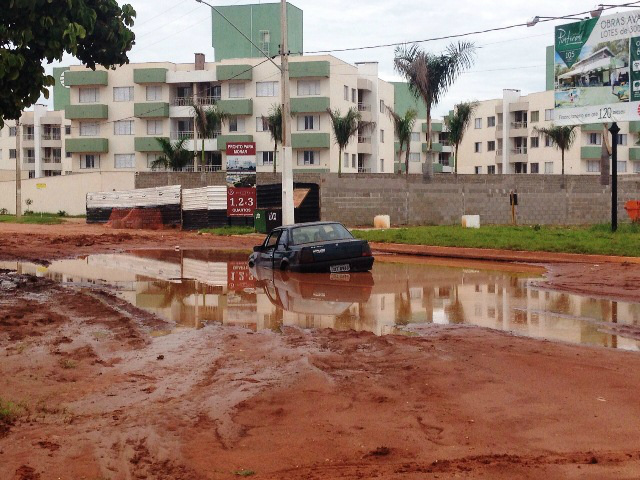 Morador do Jardim Alvorada fica revoltado e abandona veículo em poça d’água 