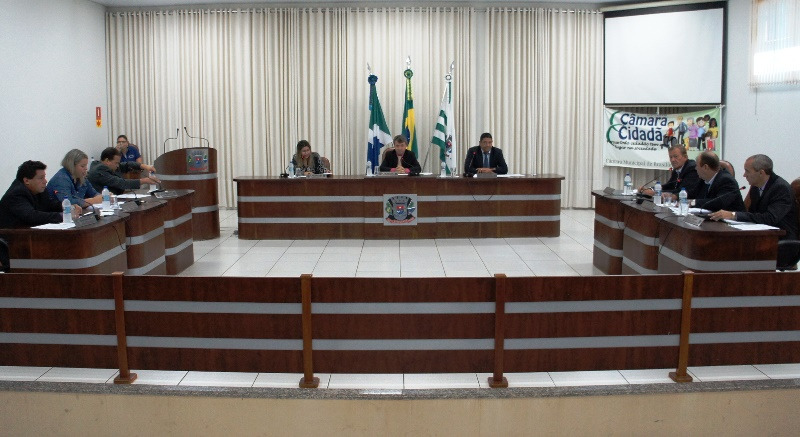 Câmara questiona falta de nutricionista e contratações para o Cemitério