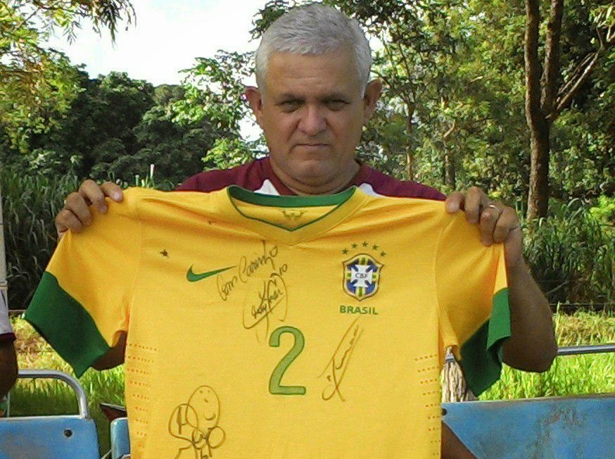 Projeto social faz lançamento oficial de ônibus e promove rifa de camisa da seleção autografada