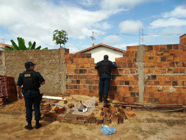 Ladrões de residência conseguem escapar de cerco policial; PM evita concretização do crime 