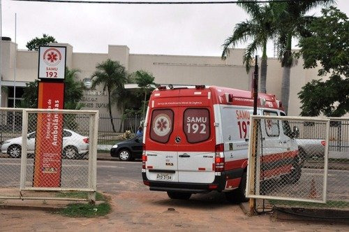 Após noite de bebedeira motociclista “apaga”no trânsito e acorda em ambulância