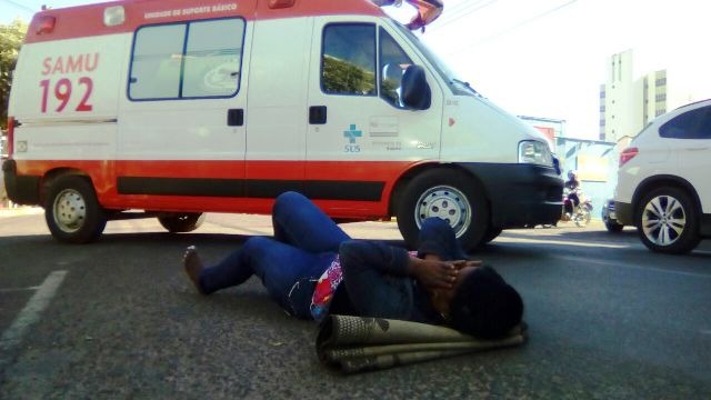 Ciclista é socorrida pelo SAMU após sofrer acidente de trânsito 
