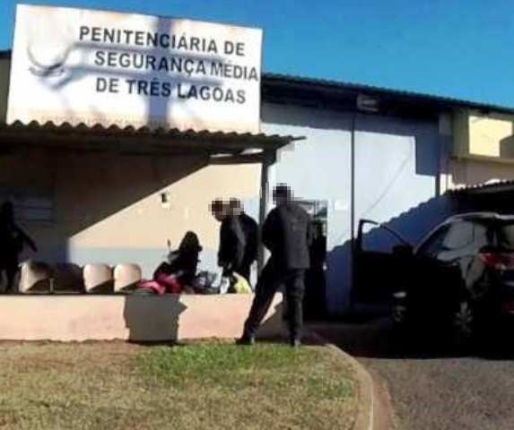 Com celulares e chips na jaqueta, agente é preso em flagrante durante 'batida' da PF