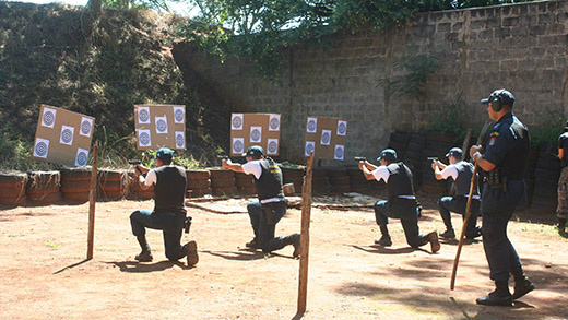 Em aulas de tiros, futuros policiais treinam com pistolas .40, espingardas e fuzil 556 