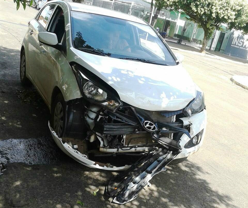 HB 20 fica com a frente destruída após acidente no bairro Interlagos