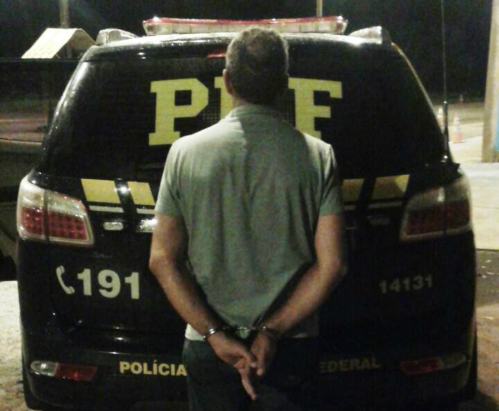 PRF prende foragido durante abordagem em ônibus que seguia para o Recife-PE PRF prende foragido durante abordagem em ônibus que seguia para o Recife-PE