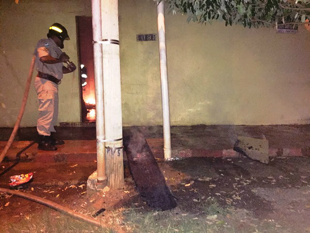 Bombeiros são chamados para apagar fogo em residência no Paranapungá 