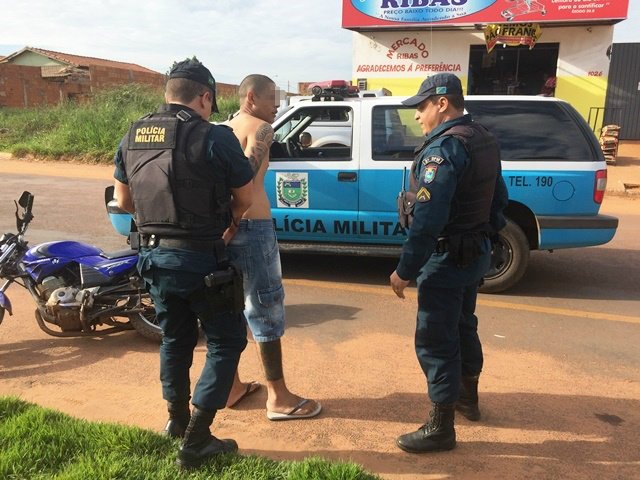 Jovem que esfaqueou o padrasto no Novo Oeste é preso minutos depois do crime Jovem que esfaqueou o padrasto no Novo Oeste é preso minutos depois do crime