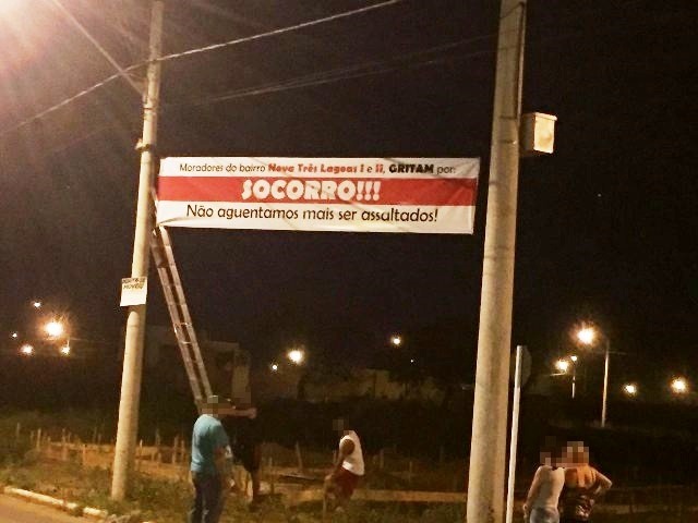 Cansados de serem assaltados, moradores colocam faixa em poste e pedem “socorro”