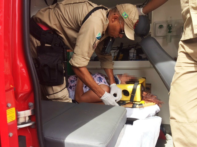 Mulher em moto bate em ônibus que invadiu preferencial no Santos Dumont II Mulher em moto bate em ônibus que invadiu preferencial no Santos Dumont II