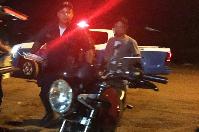 Capacete levantado na cabeça de pintor gera abordagem e prejuízos ao piloto 