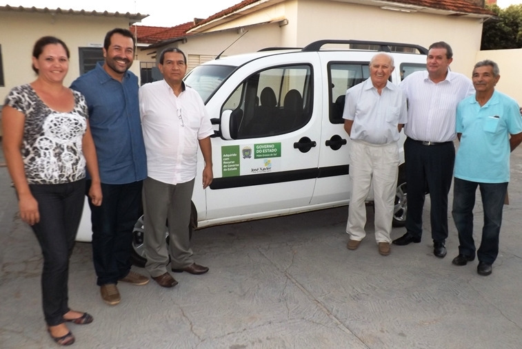 Eduardo Rocha entrega veículo e equipamentos para Grupo da Fraternidade