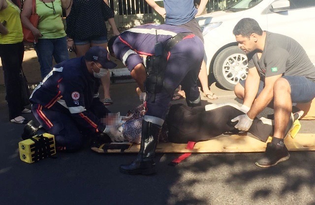 Idosa que bateu em porta de carro é socorrida pelo SAMU Idosa que bateu em porta de carro é socorrida pelo SAMU