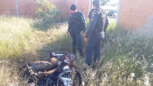  Moto Honda C100 é encontrada queimada em terreno baldio no Nova Três Lagoas 