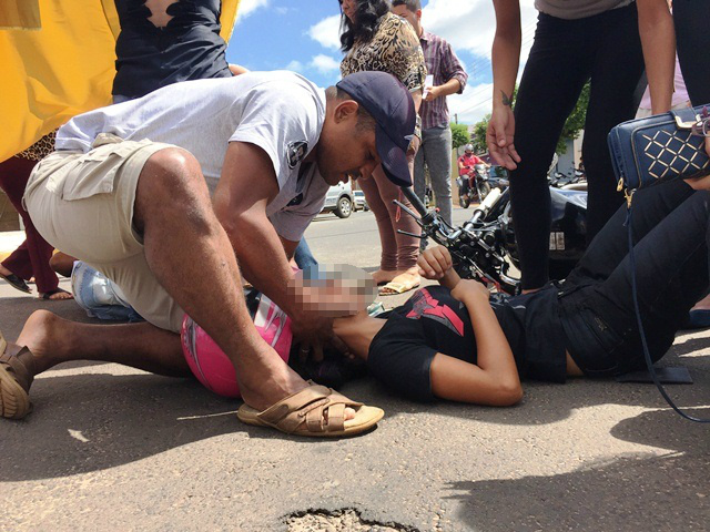 Mesmo de folga, bombeiro faz o resgate de vítimas de acidente de trânsito no Centro 