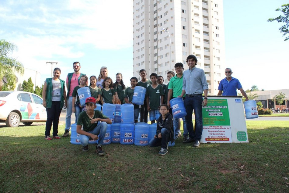Alunos instalam lixeiras ecológicas ao redor da Lagoa Maior