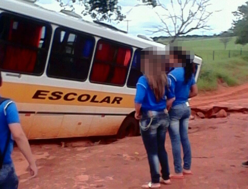 Mesmo gastando R$ 1 milhão ao mês em transporte, alunos da área rural não conseguem chegar à escola 
