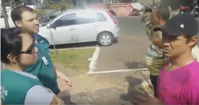 Prefeitura envia fiscais do Meio Ambiente para retirar desempregados que montaram acampamento em avenida Prefeitura envia fiscais do Meio Ambiente para retirar desempregados que montaram acampamento em avenida