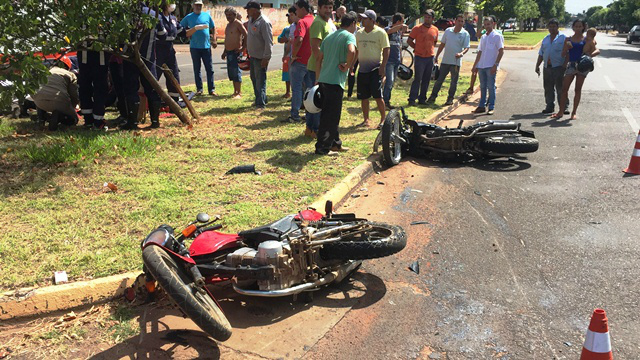 Colisão violenta entre motos deixa três pessoas feridas no Santos Dumont Colisão violenta entre motos deixa três pessoas feridas no Santos Dumont
