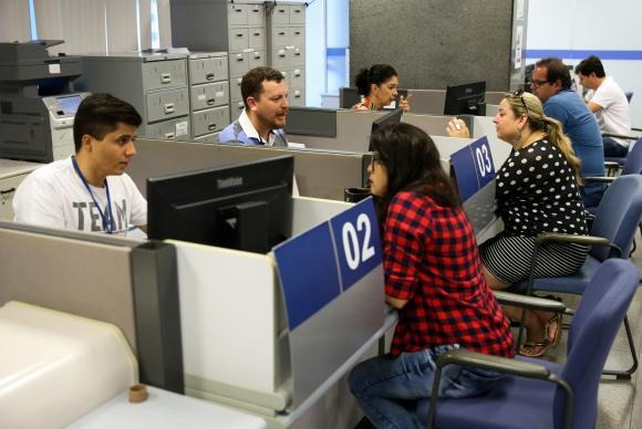 Até esta quarta (14), agências da Caixa abrem mais cedo para saques do FGTS