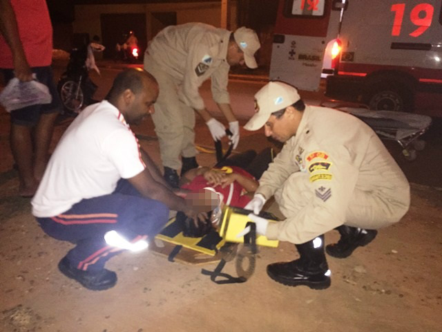 Para-choque de carro é arrancado em colisão com moto no bairro Vila Haro 