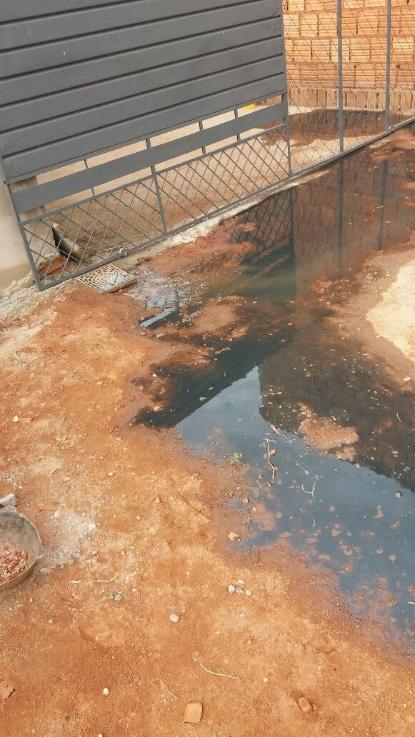 Esgoto transborda em imóvel após “serviço” de empresa em Três Lagoas