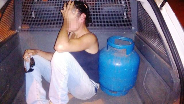 Mulher com antecedentes criminais é presa furtando botijão de gás Mulher com antecedentes criminais é presa furtando botijão de gás