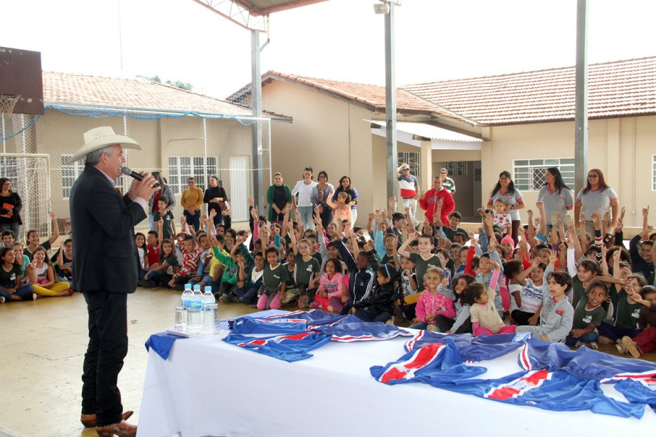 Prefeitura entrega novos uniformes aos alunos da Rede Municipal de Ensino
