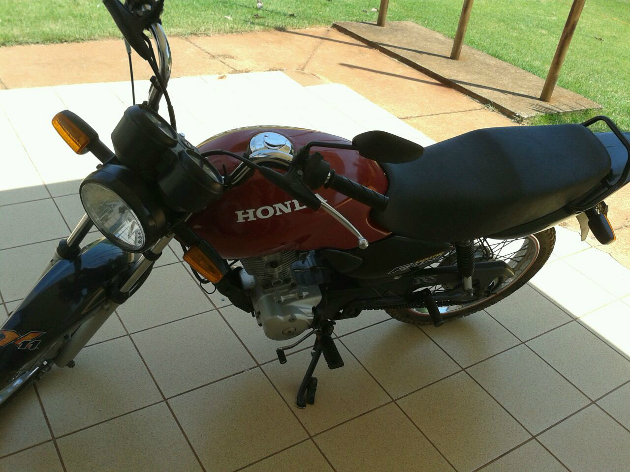 Moto furtada é encontrada abandonada no pátio da UFMS Moto furtada é encontrada abandonada no pátio da UFMS