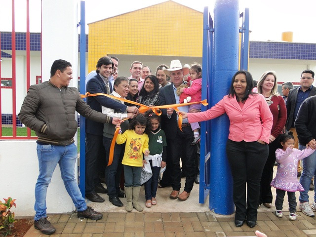 Vereadores participam de inauguração de Centro de Educação infantil no Novo Oeste