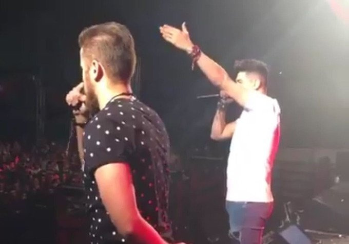 Zé Neto e Cristiano se irritam com fã que arremessou  “bombinha” em palco 