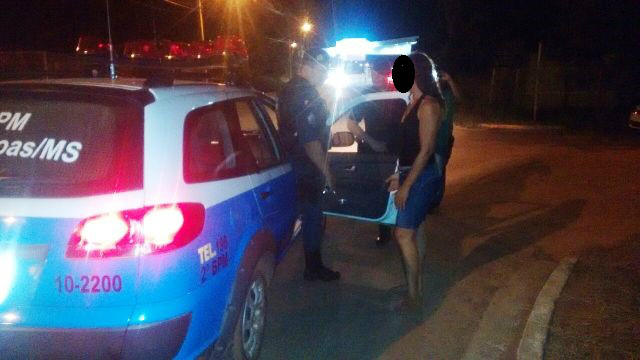 Após encontrar o marido em casa noturna, mulher arma “barraco” e acaba presa 
