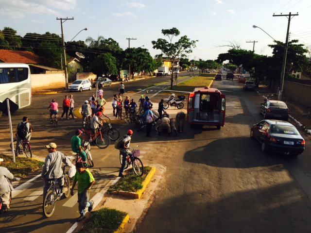 Aluna de escola é atingida por moto carregada com gás e água 