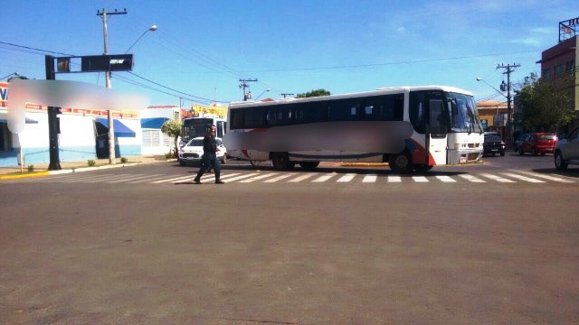 Ônibus quebrado mobiliza equipe de trânsito da Polícia Militar Ônibus quebrado mobiliza equipe de trânsito da Polícia Militar