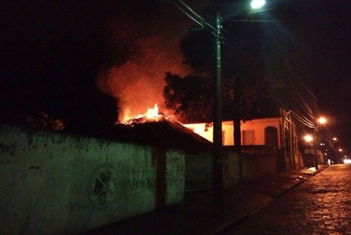 Homem vai para o trabalho e recebe ligação que sua casa está pegando fogo