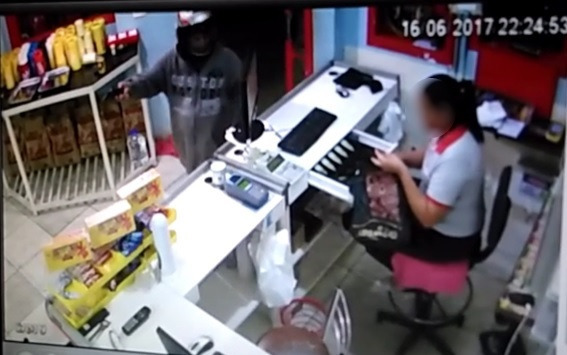 Ladrão faz clientes e funcionários reféns em assalto a conveniência