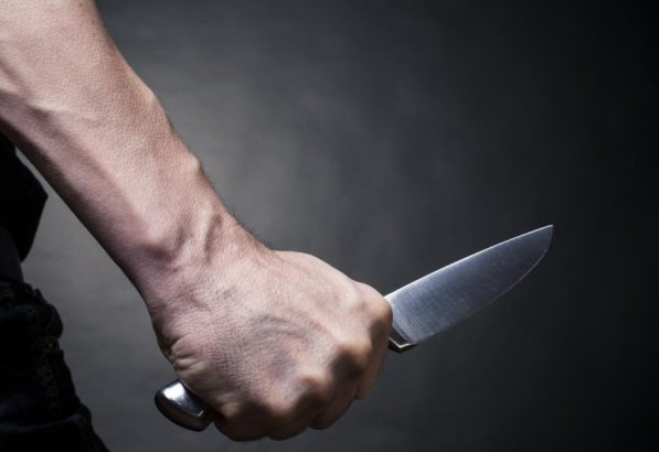 Homem dá ‘de louco’, invade residência e agride ex-mulher com faca Homem dá ‘de louco’, invade residência e agride ex-mulher com faca