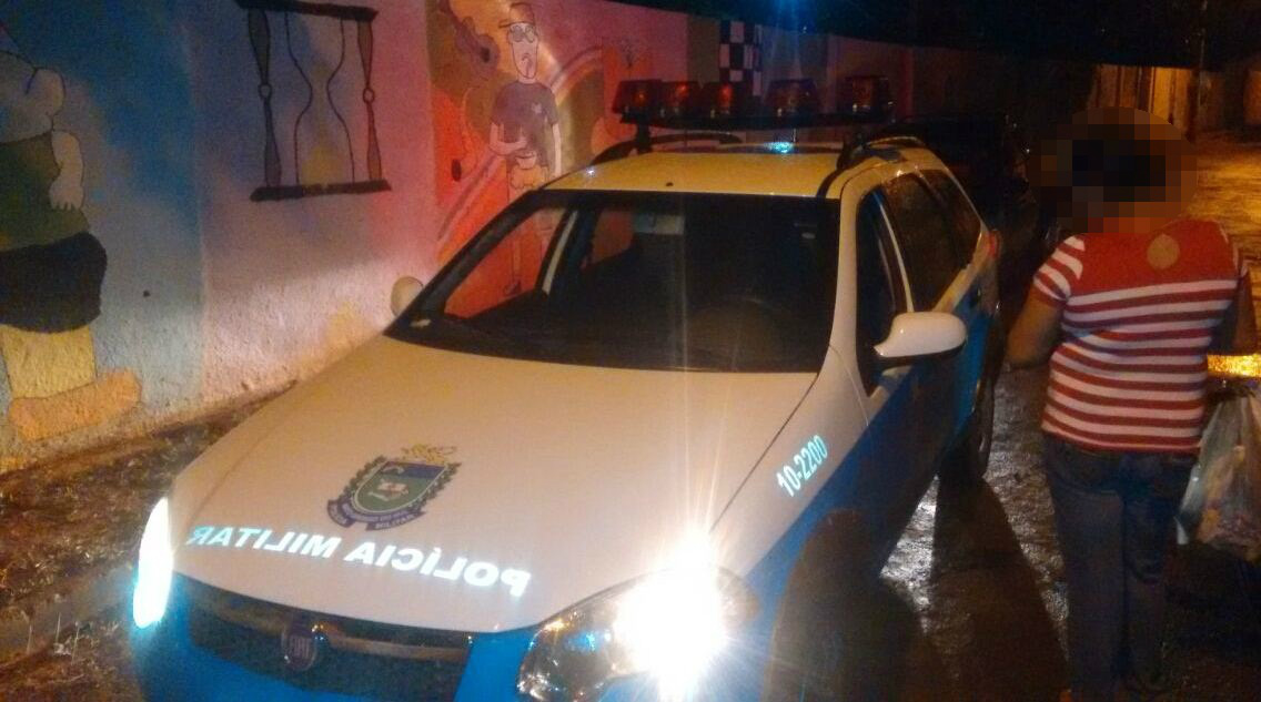 Professora é assaltada por dois bandidos no momento em que deixava escola na Vila Piloto Professora é assaltada por dois bandidos no momento em que deixava escola na Vila Piloto