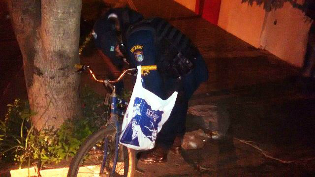 Sacola em bicicleta desperta curiosidade em denunciante que aciona a Polícia Militar