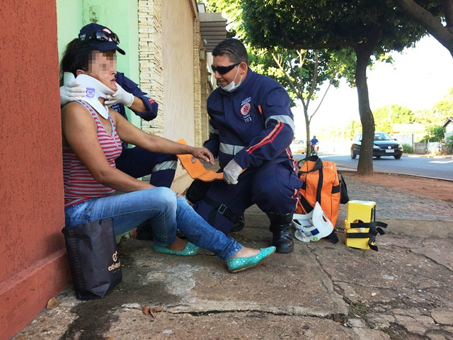 Doméstica é atropelada por moto quando seguia para o trabalho Doméstica é atropelada por moto quando seguia para o trabalho