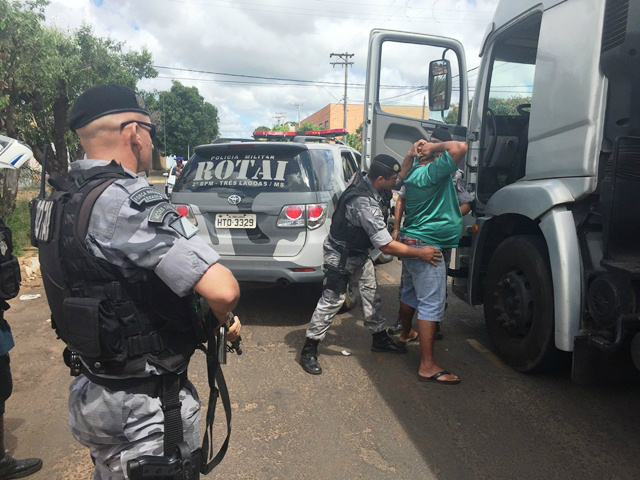 Carreteiro é preso após crime de desobediência; ROTAI auxiliou na abordagem Carreteiro é preso após crime de desobediência; ROTAI auxiliou na abordagem