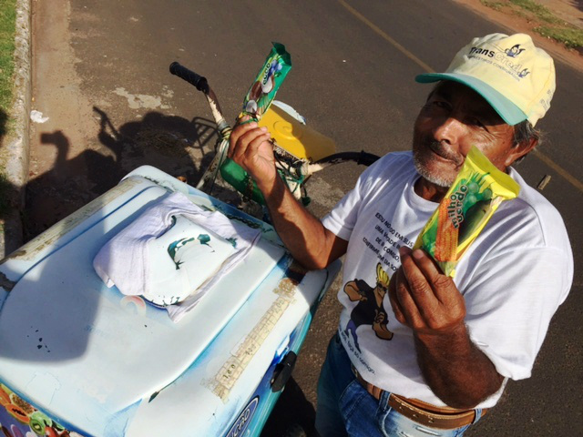 Vendedor de picolés dá exemplo e agradece pelo emprego honesto e digno que possui 