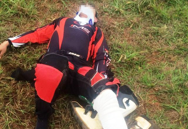 Piloto de MotoCross sofre acidente e é socorrido pelos bombeiros 