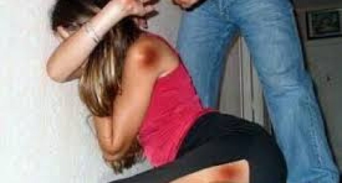 Marido espanca esposa com socos e tapas e Marido espanca esposa com socos e tapas e 'culpa' suposta traição