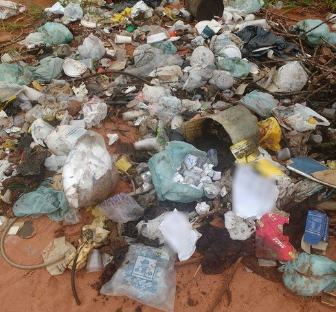 Internauta denuncia descarte irregular de lixo em terreno do Jd. Das Américas Internauta denuncia descarte irregular de lixo em terreno do Jd. Das Américas