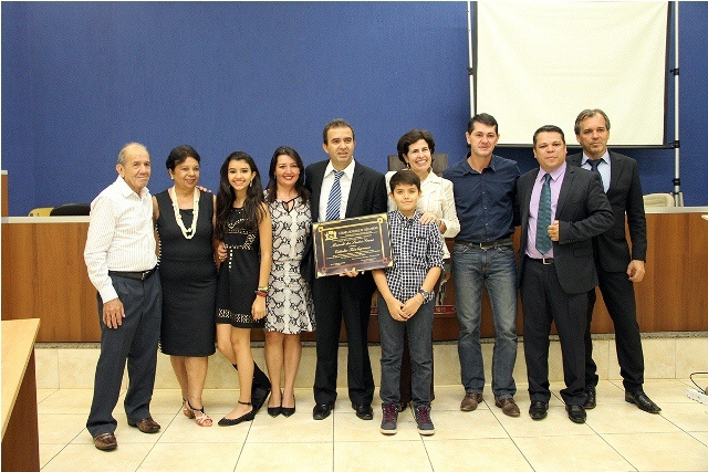 Emoção e reconhecimento durante homenagem a médico Emoção e reconhecimento durante homenagem a médico