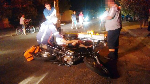 Ao desviar de buraco na rua, motociclista bate na lateral de Hyundai HB20 Ao desviar de buraco na rua, motociclista bate na lateral de Hyundai HB20