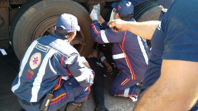 Motociclista morre após ser esmagado por caminhão em acidente na BR-262 Motociclista morre após ser esmagado por caminhão em acidente na BR-262
